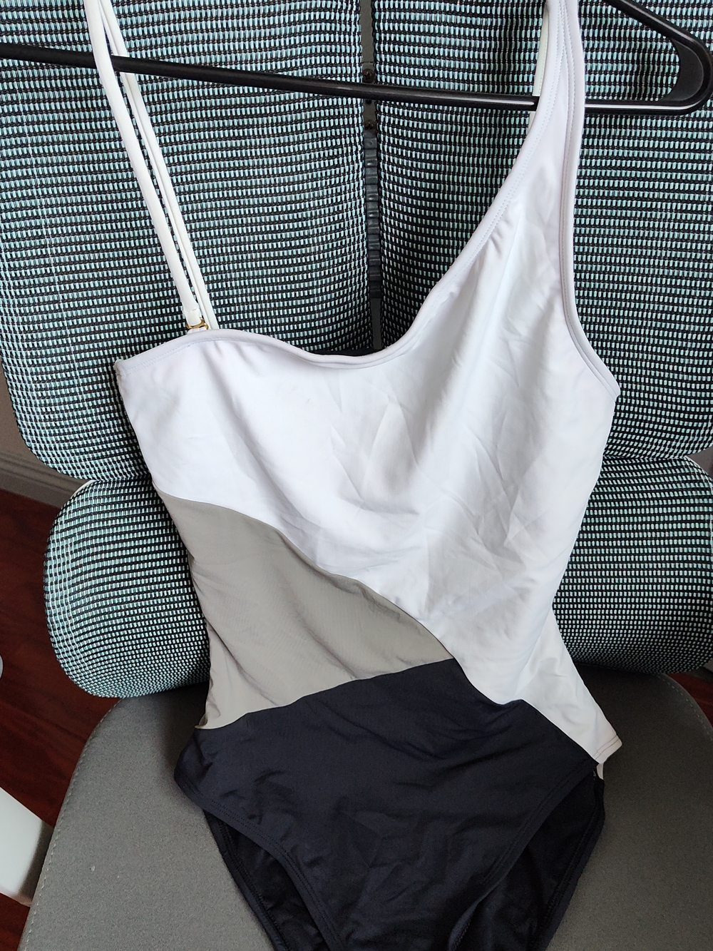 NWT Colorblock One-Shoulder One Piece Swimsuit in White, Beige & Black, Size 6